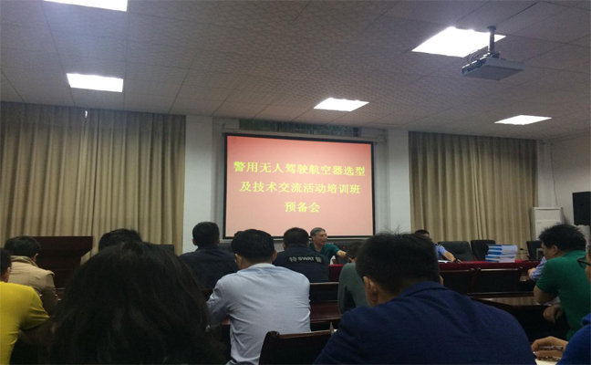 【踏着七彩祥云的无人机英雄】